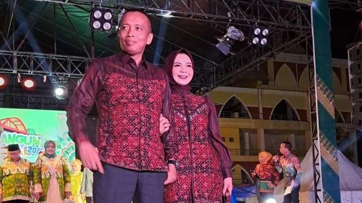 Kadis Dukcapil Sarolangun Riduan Ikuti Parade Batik Sarolangun Festival 2025 