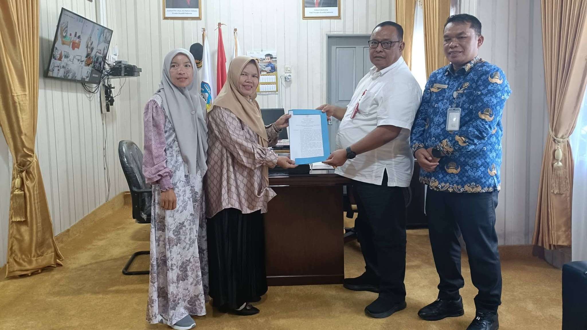 Kadis Dikbud Sarolangun Arsyad Serahkan SK Penegerian Empat Lembaga PAUD 