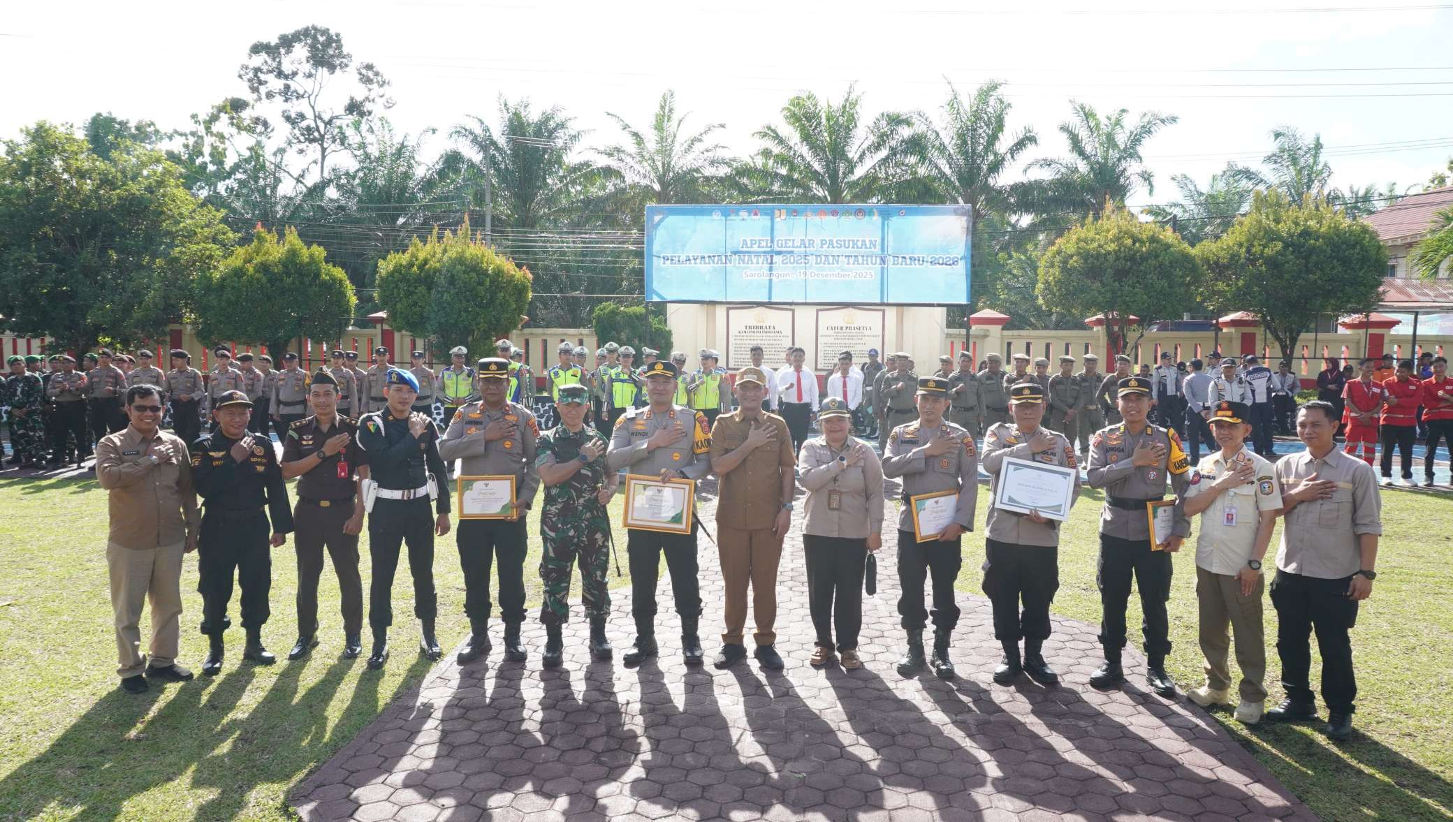 Hadiri Apel Operasi Lilin tahun 2025, Bupati Sarolangun Hurmin Berikan Penghargaan Kepada 4 Pejabat Polres Sarolangun