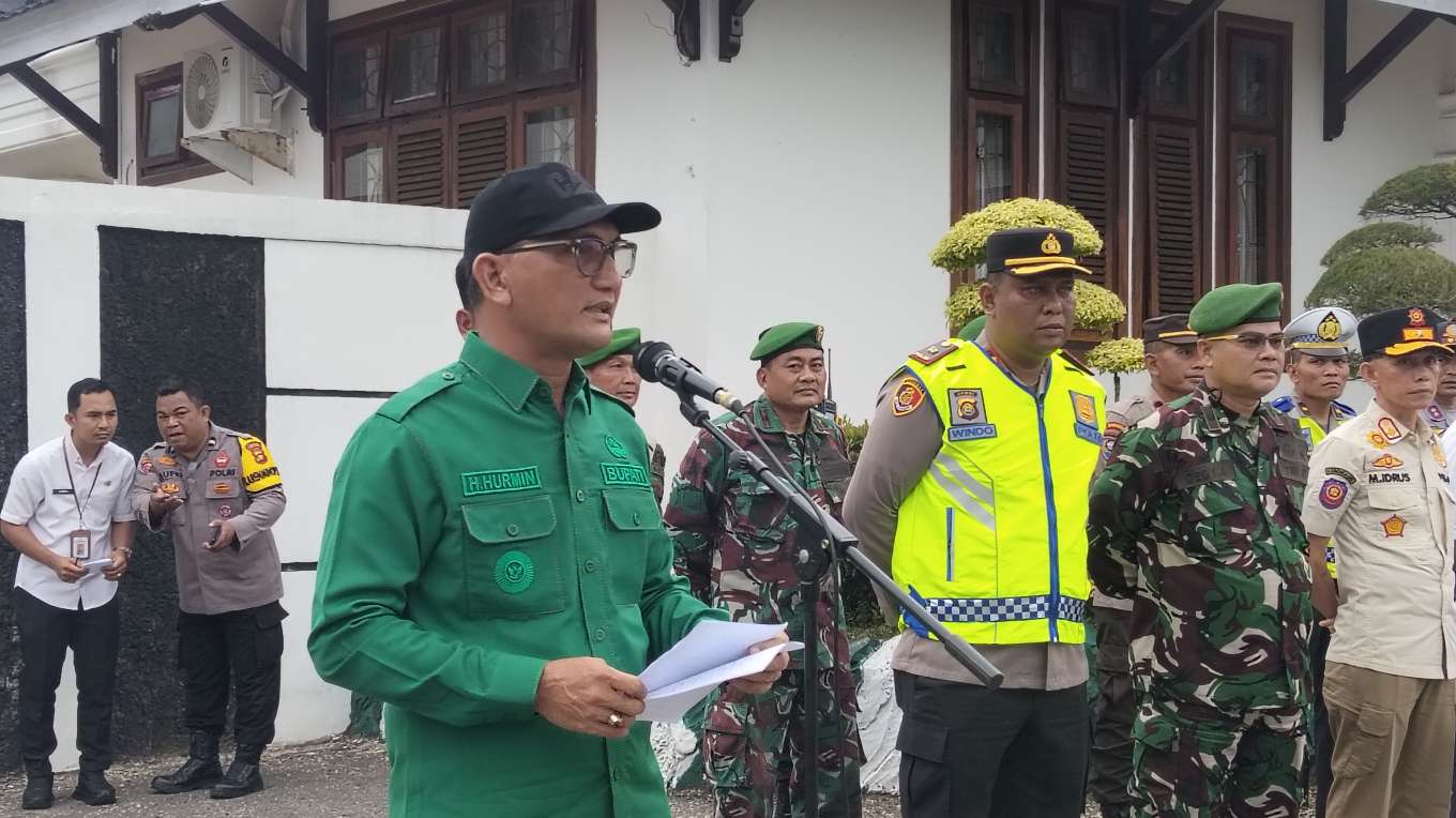 Bupati Sarolangun Hurmin Pimpin Apel Siaga Malam Perayaan Natal Tahun 2025 
