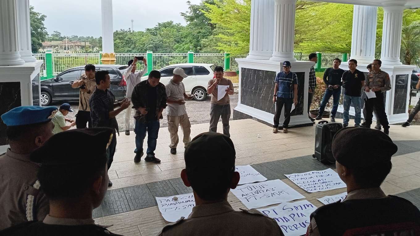 Pabrik Sawit Mini PT SME Diduga Belum Punya Izin Lingkungan, DPD LSM ARJI Unjuk Rasa Ke Kantor Bupati Sarolangun 