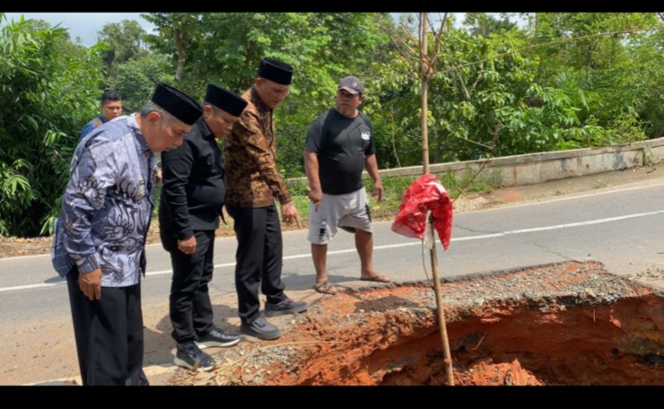 Tinjau Jalan Amblas, Bupati Hurmin Perintahkan Kadis PU Laporkan Ke Pemprov